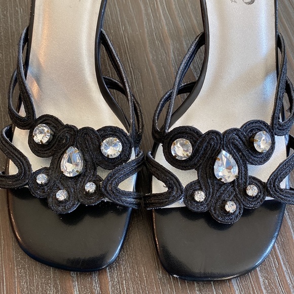 Ladies Browns sandals with rhinestone feature and leather soles. size 8B. - Picture 5 of 8